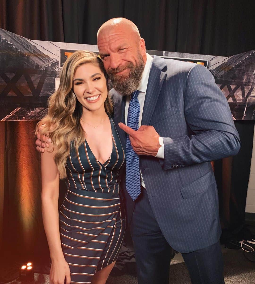 キャシー・ケリーのインスタグラム：「FINALLY got my pic!! reigning, defending, undisputed interview champion 😜」