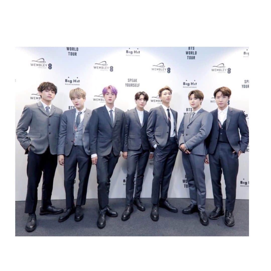 HiRAO INCのインスタグラム：「. ... suit up ... いまや世界的に人気のBTS が、ロンドンのウェンブリースタジアム公演の2時間前に行われたグローバル記者会見に、全員トム ブラウン のクラシック スーツで登場。いつも大事な時にはトムブラウン を選んでくれる💕  BTS all wear variations of thom browne classic suits to their wembley stadium press conference in london #thombrowne #bts #BTSARMY #BTSatWembley」