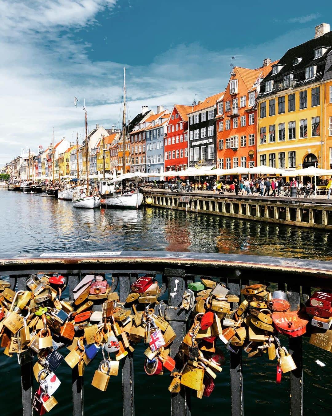 Mustafa Sevenさんのインスタグラム写真 - (Mustafa SevenInstagram)「Hikayelerimden takip etmişsinizdir. @cruiseplanet.com.tr ile 1 hafta sürecek bir #Kopenhag ve #Norveç fiyordları turuna çıktık. #Cruise turunu ilk kez deneyimliyoruz ve çok heyecanlıyız :)) Bugun ilk durağımız Kopenhag’ı keşfetme fırsatımız oldu. Cruise turu hayatı nedir ne değildir merak ediyorsanız hikayelerimi takip etmeyi unutmayın :) Bu arada buralardan eli boş dönmeyeceğim. Küçük küçük sürpriz hediyelerim olacak fotograflara yorum yazan ve @cruiseplanet.com.tr  hesabını takip eden dostlara :) #LovePeaceTRAVEL #CruisePlanet #Copenhagen #HisTurkey」6月3日 1時39分 - mustafaseven