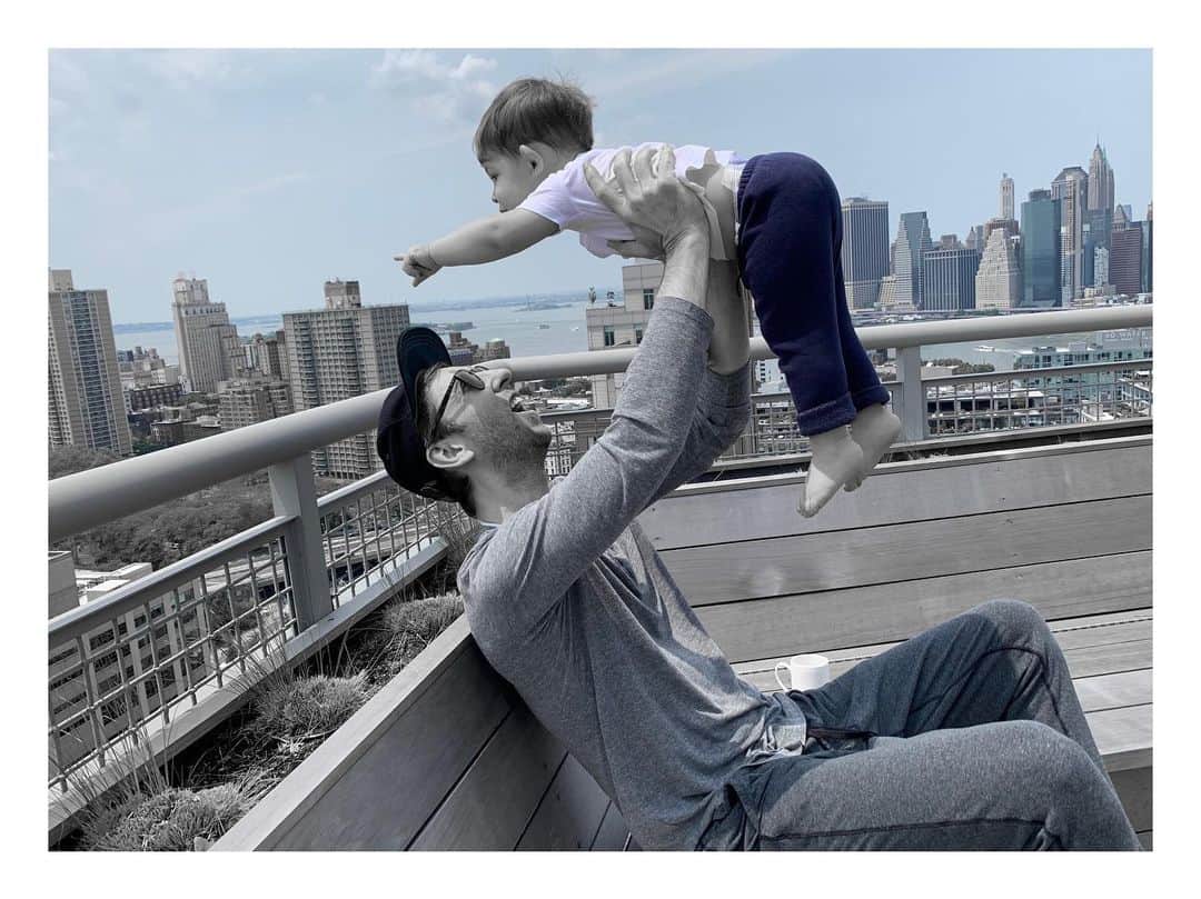 ジョエル・ムーアのインスタグラム：「Morning in Dumbo」
