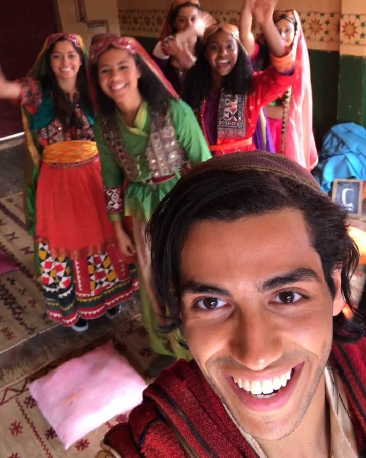 メナ・マスードのインスタグラム：「BTS during One Jump. There were so many sequences to accomplish during this number. At one point @guyritchie decided I’d be doing the camera work as well 😁 #Aladdin」