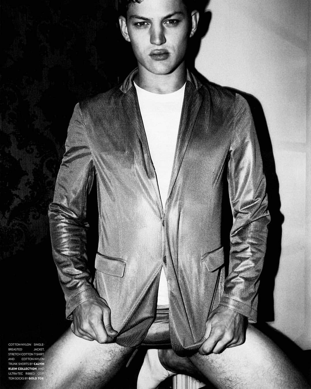 セバスティアン・ソーブのインスタグラム：「These clothes are a little small... Story of my life 😏  #maleModel #sexy #boy #model #balckandwhite #Fashion #editorial #photography」