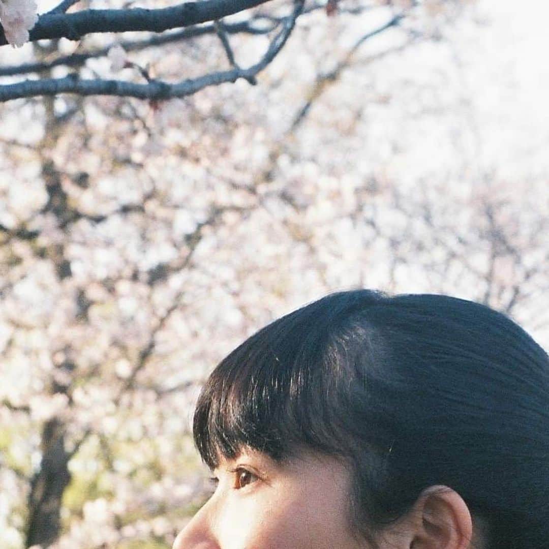 前田エマさんのインスタグラム写真 - (前田エマInstagram)「妹のような ずっと一緒にいるイトコの 大学入学式の朝。 素敵な4年間になりますよう。 (やっと現像できた〜)」6月3日 1時47分 - emma_maeda