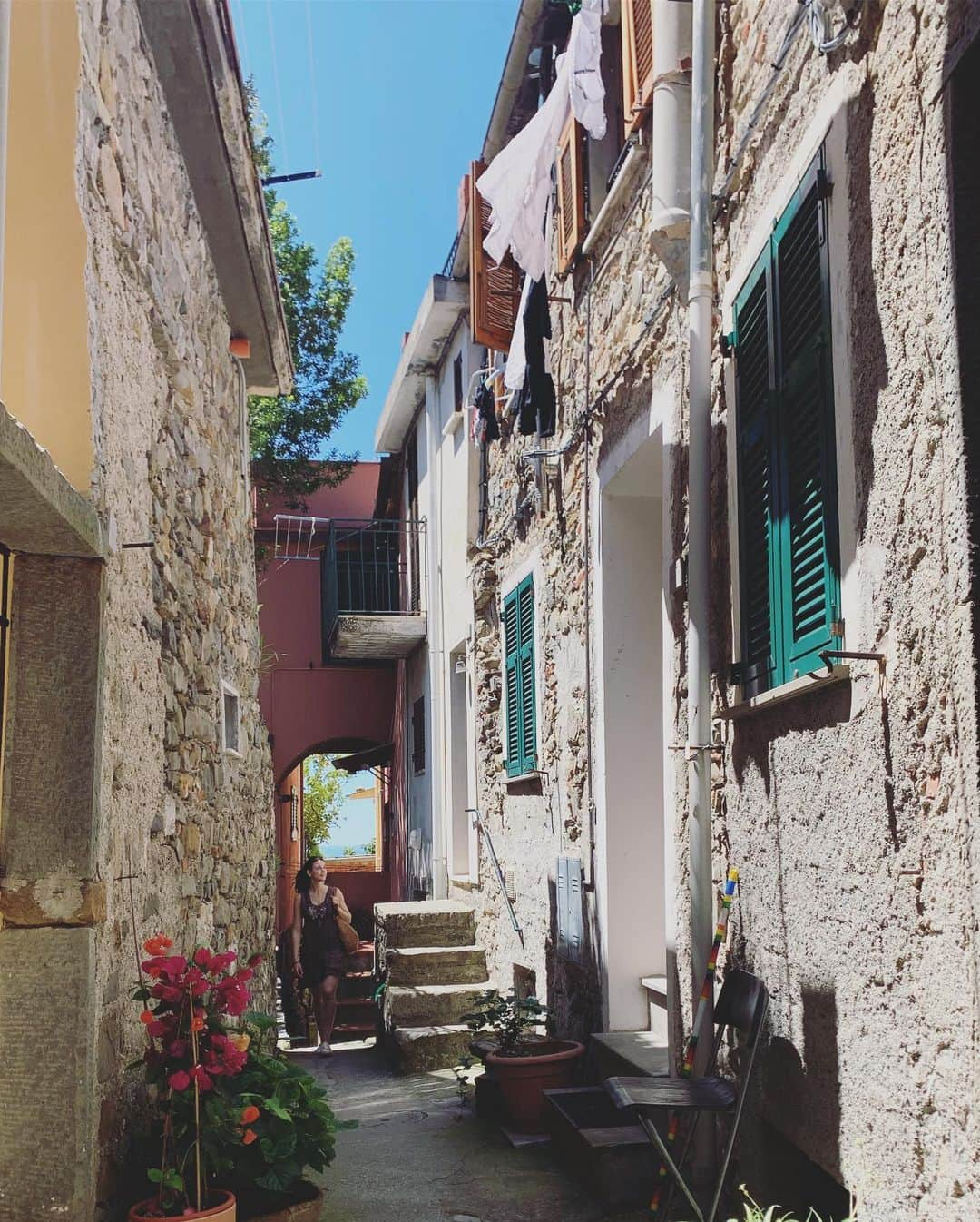 フェデリカ・テスタさんのインスタグラム写真 - (フェデリカ・テスタInstagram)「Terra nº 3 #Corniglia. I tipici vicoletti liguri portano a belvedere che regalano scorci mozzafiato sul mare. A parte questo non c’è molto altro da vedere a Corniglia che si colloca al quarto posto della nostra classifica. Vi consigliamo di prendere il bus dalla stazione fino al centro città e al ritorno di passeggiare sulla scalinata panoramica. Voto: 7 #weekendinlove #italiabella #summer @mattecorradi 💙」6月3日 1時50分 - _fedetesta_