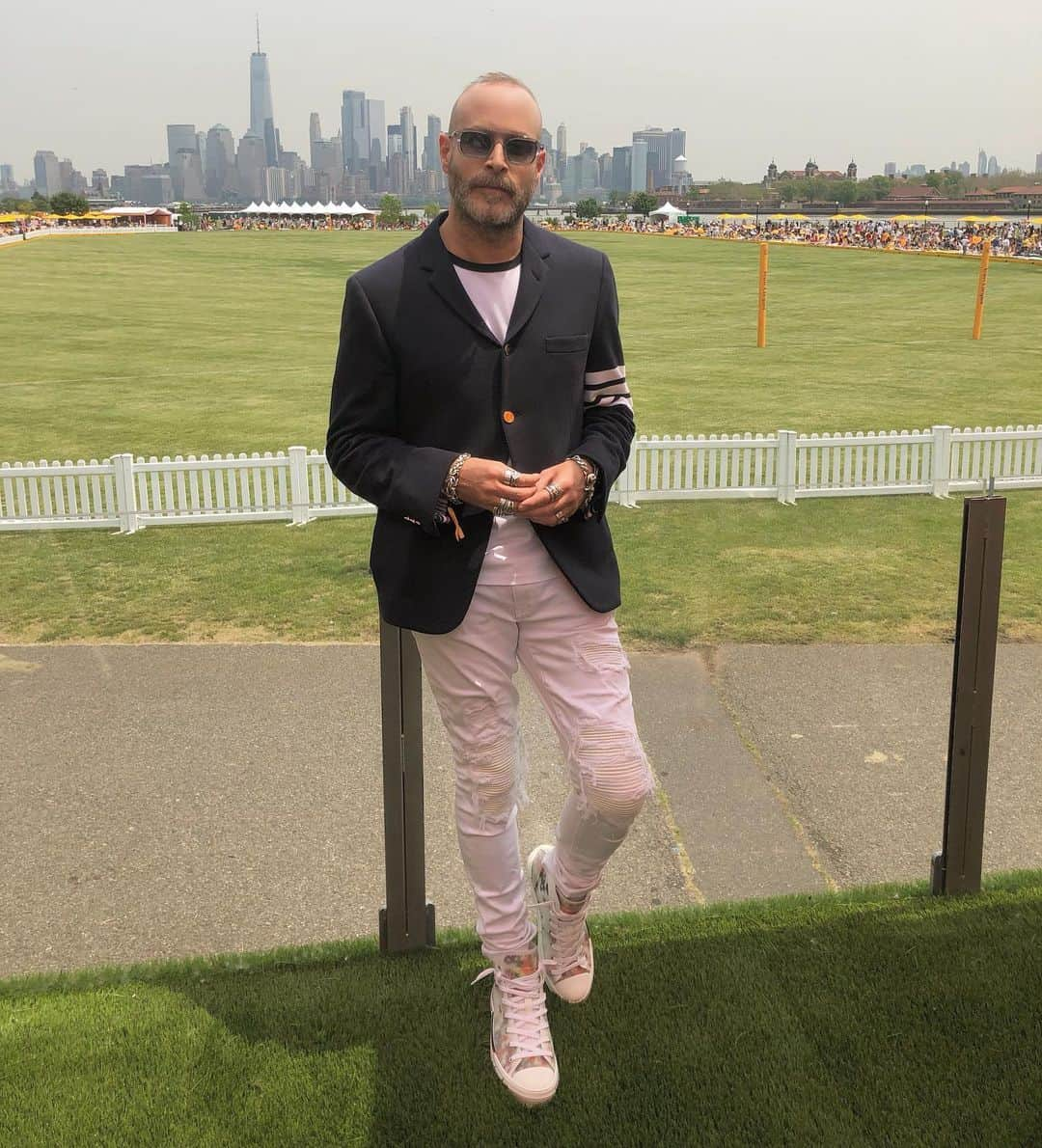 ティエリー ラスリーさんのインスタグラム写真 - (ティエリー ラスリーInstagram)「🐎🍾 #VCPoloClassic 2019 outfit ... wearing @thombrowneny tee & blazer, @amiri jeans, @dior sneakers & the new #thierrylasry 🕶 #ROBBERY ... 😎🧡」6月3日 1時52分 - thierrylasry