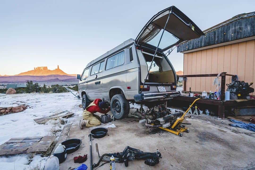 patagoniaさんのインスタグラム写真 - (patagoniaInstagram)「When the original VW engine conks on the road to Moab, it’s below freezing and your friend donates a Subaru engine, for @janejackson22 the journey's only just begun.⠀ Photo: @ericbissell⠀」6月3日 2時00分 - patagonia