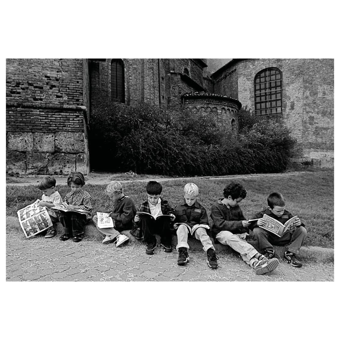 Magnum Photosさんのインスタグラム写真 - (Magnum PhotosInstagram)「#Fromthearchive: Children reading comics. Milan, Italy. 1997. . © #FerdinandoScianna/#MagnumPhotos」6月3日 2時00分 - magnumphotos