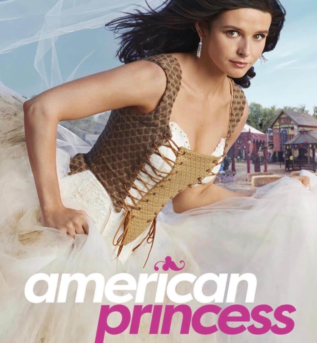 メリッサ・ラウシュのインスタグラム：「Soooo excited to watch #americanprincess created by my brilliant friend @jamiedenbo 👑 Check it out on @lifetimetv TONIGHT at 9 PM!!!!」