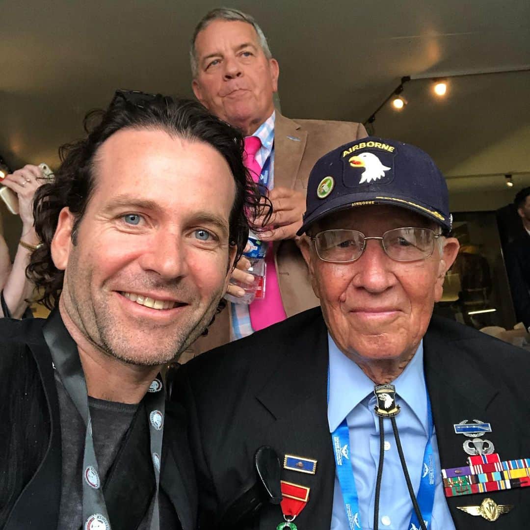 アイオン・ベイリーのインスタグラム：「One of the last surviving members of ‘easy’ company 101st airborne ‘Brad Freeman’. Spent some time talking to him at the Utah beach war museum moments ago. Emotional experience to be here now.」