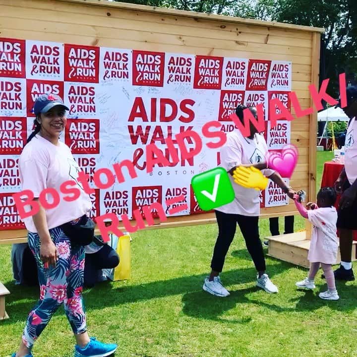 エリザ・ドゥシュクのインスタグラム：「“Team work makes the Dream work!” ✨💗🙌 #AIDSwalkBoston @aidswalkboston 🙏✅ #Boston #fam」