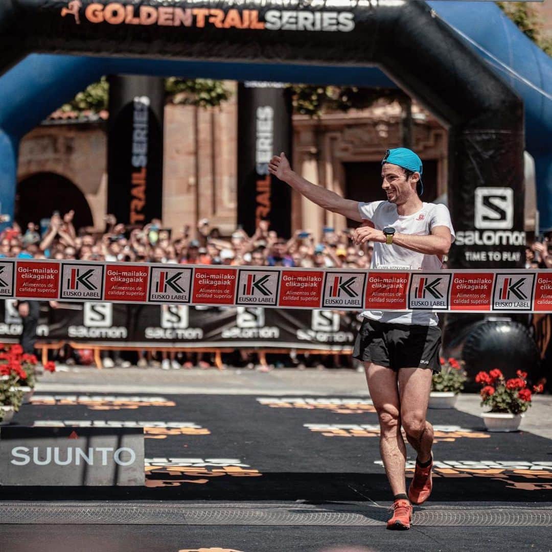 Suuntoさんのインスタグラム写真 - (SuuntoInstagram)「Congratulations @kilianjornet for your truly impressive ninth win at Zegama! @zegamaaizkorri, a marathon with 2,700m of overall ascent, is part of the #goldentrailseries and has earned its place among the top mountain races. “We set off very quickly and I was afraid I’d be made to pay in the second half of the race but I managed it well. In any case, what really makes the Zegama isn’t the runners but the public and the organisers who make it a very special race,” Kilian said at the finish. #Suunto9 📷Sergi Colome/Salomon」6月3日 2時18分 - suunto