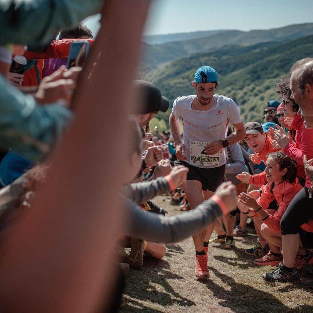 Suuntoさんのインスタグラム写真 - (SuuntoInstagram)「Congratulations @kilianjornet for your truly impressive ninth win at Zegama! @zegamaaizkorri, a marathon with 2,700m of overall ascent, is part of the #goldentrailseries and has earned its place among the top mountain races. “We set off very quickly and I was afraid I’d be made to pay in the second half of the race but I managed it well. In any case, what really makes the Zegama isn’t the runners but the public and the organisers who make it a very special race,” Kilian said at the finish. #Suunto9 📷Sergi Colome/Salomon」6月3日 2時18分 - suunto