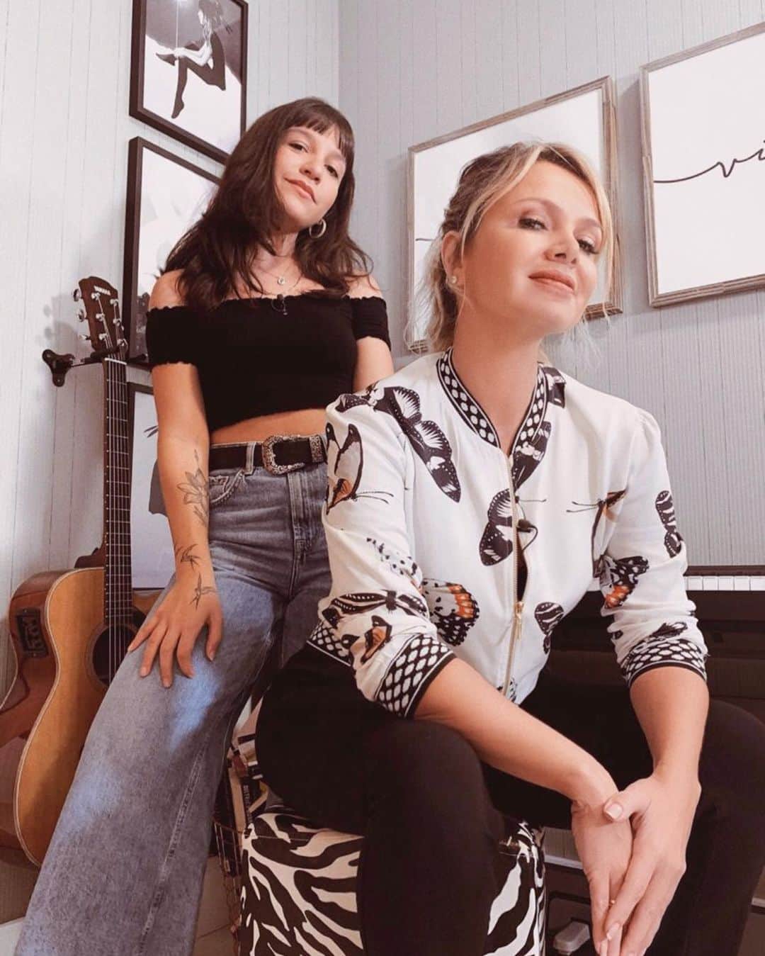 Eliana Michaelichin Bezerraのインスタグラム：「Hoje tem a história de vida da cantora gospel @priscillaalcantara. Vamos entrar em sua casa e fazer uma emocionante surpresa para uma fã que foi salva pela música de fé da cantora. Tá lindo demais!!! Espero vcs as 15h, no SBT. Foto: @priscillaalcantara 😉#programaeliana #priscilaalcantara #gospel #musicagospel #eliana #surpresa」