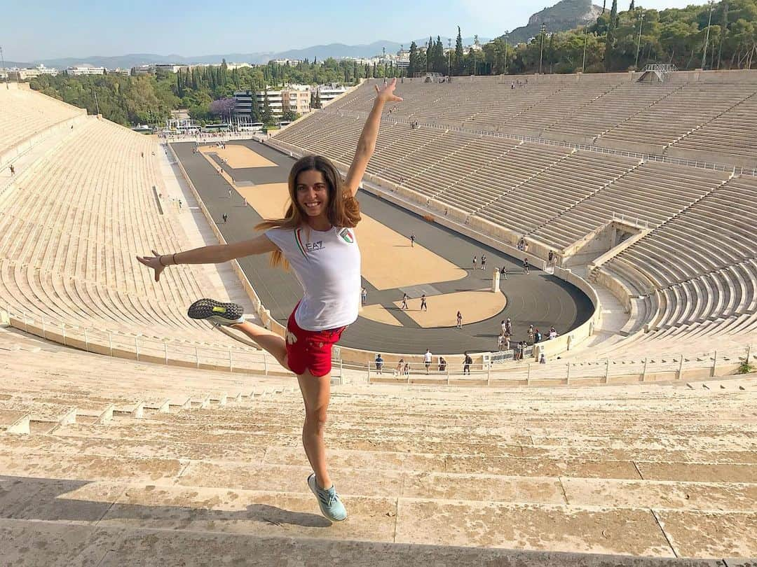 ヴァレンティーナ・マルケイさんのインスタグラム写真 - (ヴァレンティーナ・マルケイInstagram)「Atene, 1896. I primi Giochi Olimpici. Citius - Altius - Fortius. Lo spirito Olimpico. È iniziato tutto qui. Oggi si apre la 59th International session of Young Athletes dell’Accademia Olimpica Internazionale. Siamo 170 ragazzi, provenienti da tutto il mondo, scelti per due settimane di studio, di condivisione di idee e di sport all’insegna dei valori Olimpici. Nel momento particolare in cui si trova il mondo dello sport abbiamo bisogno dello spirito Olimpico più che mai. Let’s get this started!🏛🇬🇷💪🏻♥️ P.s. in questo storico stadio @stefanobaldini_net Ha vinto la maratona olimpica di Atene 2004. Con papà abbiamo tifato tantissimo quel giorno, da casa. Ma ricordo quell’arrivo come se fosse ieri!」6月3日 2時25分 - valemarchei14