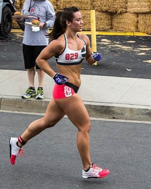 Camille Leblanc-Bazinetさんのインスタグラム写真 - (Camille Leblanc-BazinetInstagram)「When you SEE it 🤣🙌🏽🍔🍔 “ Watching the crossfit games vs doing the crossfit games hahaha “ “ Which one of us ate you? Hungry supporter or the runner? Caption This! 👊🏽💥🦄 #doublifisting #didntevenshare #rude #fitnesswellness @feroce_fitness_ #nutrition #ferocenutrition」6月3日 2時26分 - camillelbaz