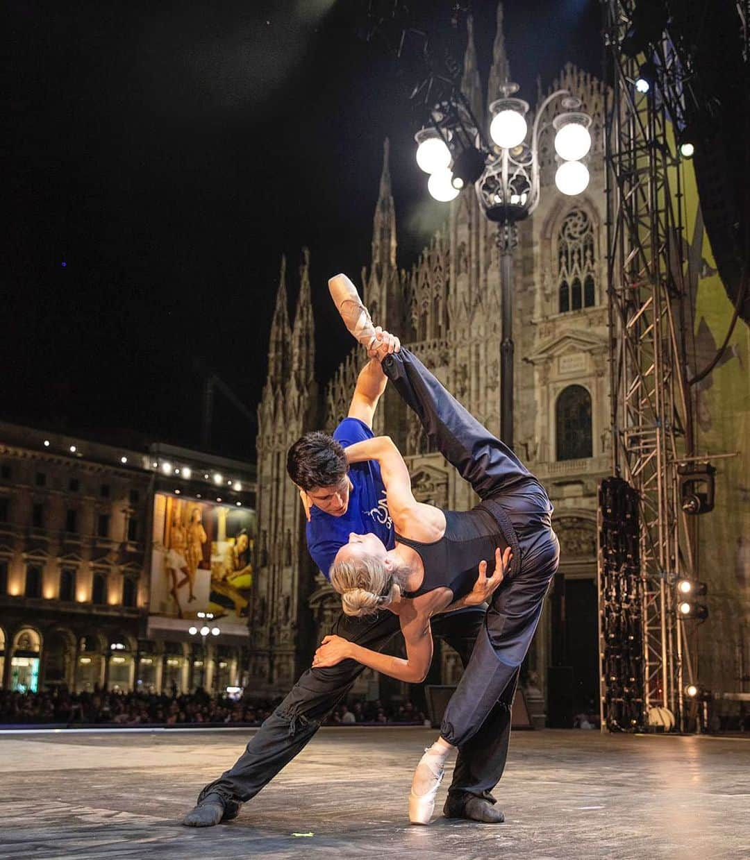 ロベルト・ボッレさんのインスタグラム写真 - (ロベルト・ボッレInstagram)「@ondance.it #finalshow @__melissahamilton @dancersdiary almost ready!! #ondance ❤️」6月3日 2時27分 - robertobolle