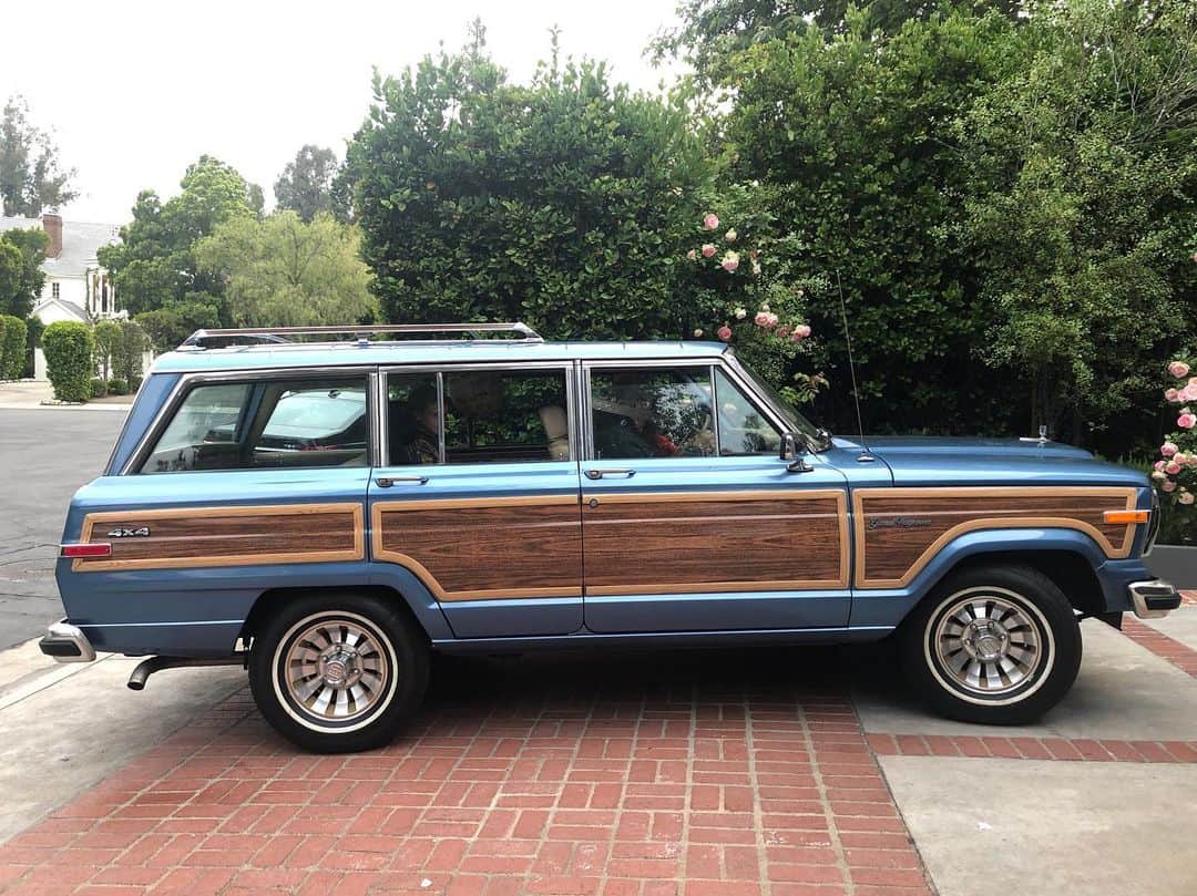 マシュー・カマのインスタグラム：「Best birthday ever!!! My soon to be wife just surprised me with my life long dream car and I can’t even process it. Oh my god!!! Equally as slick was her having valet swap out my car after dinner and pull this up with Luca in the backseat. You’re too much @hilaryduff and I’m so lucky.」