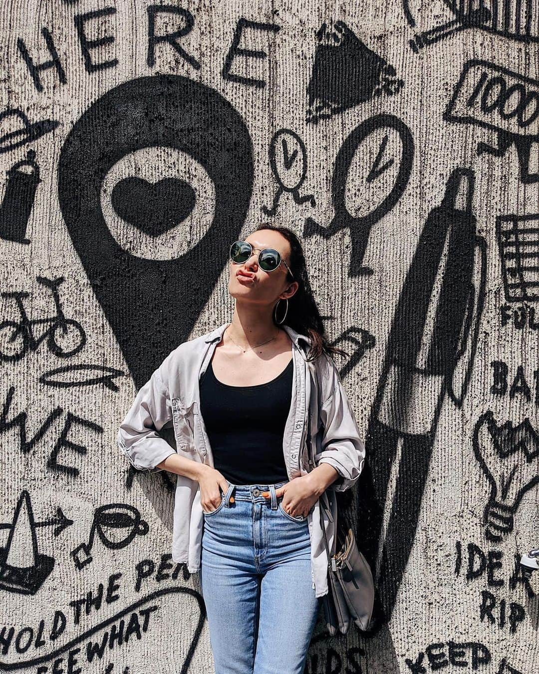 シャウラさんのインスタグラム写真 - (シャウラInstagram)「Keeping it cute. 可愛い？笑。  #ootd  Shirt- ZARA Denim- PAIGE Sunglasses- WILDFOX Bag- CÉLINE  #fashion #tokyo」6月3日 13時24分 - shaula_vogue