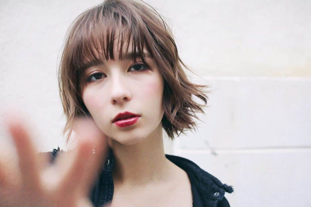渡部幸也のインスタグラム：「CHANEL 『DECISIVE SECOND』J12のパリ→スイスの撮影の日々4日目。 スイスで仕事するのは2回目🇨🇭 ジュネーブに来た事はあるけど、今回はCHANELの時計工事での撮影もあったので、ちょっと離れた静かな街へ。 １月でまた気温が低かったせいか、空気が澄んででとても気持ちの良い場所でした✨  #ヘアスタイル #ヘア #髪型 #ヘアカタログ #ヘアセット #ヘアアレンジ #パーマ #カラー #ヘアカラー #hair #恵比寿美容院 #代官山美容室 #代官山美容院 #美容学生 #サロン #中目黒美容室 #中目黒美容院 #恵比寿美容室 #サロンモデル #lala__hair #ヘアメイク #hpb_hair #中目黒 #代官山 #恵比寿 #渋谷 #ar_magazine #murua #emoda #chanel」