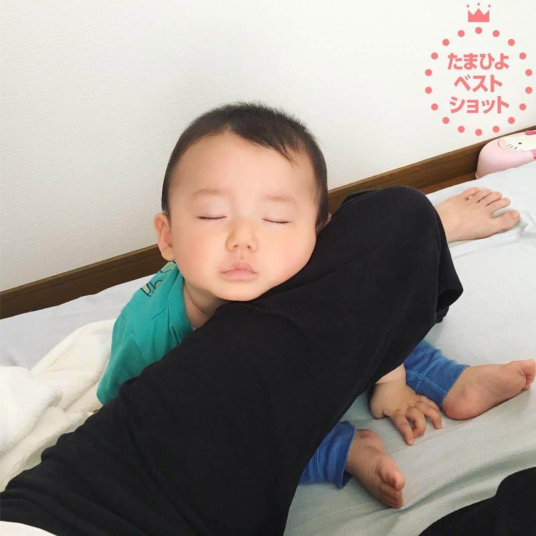 【公式】たまひよ編集部さんのインスタグラム写真 - (【公式】たまひよ編集部Instagram)「「#たまひよベストショット 大賞」に投稿いただいたお写真をご紹介☆ —— . 初めての寝落ちは ママの足の上でした👶🏻 . . 生後7ヶ月👶🏻 —— . 安心しきった寝顔が可愛すぎますっ☆ @ryumama_a11さん、素敵なお写真をありがとうございました♪ . たまひよ公式Instagram(@tamahiyoinsta )では、妊娠・出産・育児にまつわるベストショットを大募集します。 とっておきの1枚を、#たまひよベストショット  #令和の初笑い　 の２つのハッシュタグをつけて、エピソードやメッセージと一緒に投稿してください♪ ★「 #令和の初笑い」 のハッシュタグがついていないと、今回のキャンペーンの選考対象になりませんので、お忘れなく★ . #読者モデル #ママモデル #読モ #赤ちゃんモデル #たまひよ #たまごクラブ #ひよこクラブ #徳米好育 #妊娠 #妊婦 #出産 #宝宝 #新生児 #新米ママ #新米パパ #赤ちゃん #離乳食カレンダー #カレンダー式離乳食 #baby #mama #babyboy #babygirl . ------------------------ 「#たまひよベストショット 大賞」 ＜応募締切日:6/15(土)まで＞ . 「令和」時代の始まりを記念して、たまひよ公式Instagram(@tamahiyoinsta )では「#たまひよベストショット大賞」の第2弾を開催します！ とっておきの1枚を「#たまひよベストショット #令和の初笑い」の2つのハッシュタグをつけて、エピソードやメッセージと一緒に投稿してください♪ . 投稿いただいた中から、グランプリ1名様・入賞10名様を選考させていただきます。また、素敵な投稿は、たまひよ公式Instagramで随時ご紹介させていただきます。 詳しくは、プロフィール画面のURLをチェック → @tamahiyoinsta ------------------------」6月3日 13時22分 - tamahiyoinsta