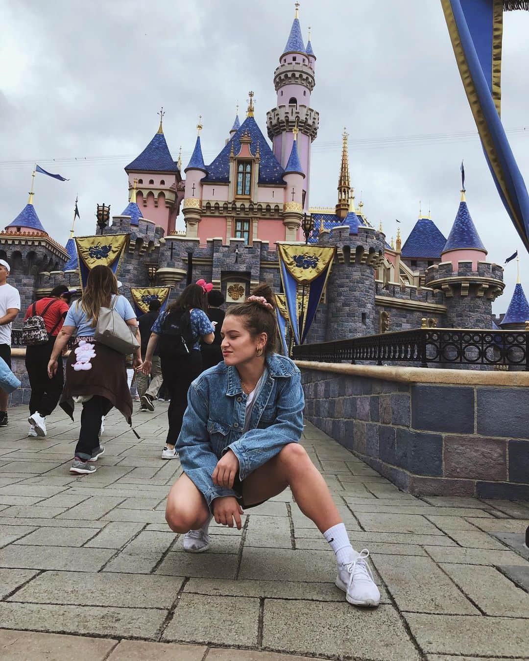 ノラ・フラットレーさんのインスタグラム写真 - (ノラ・フラットレーInstagram)「I got yelled at for running through Disney😓💞💫🧚🏻‍♀️👑🏰🦋💘🧞‍♀️✨」6月3日 11時51分 - norah.flatley