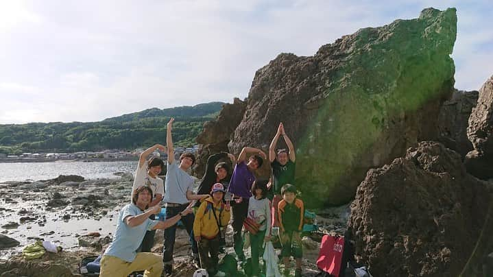 長澤青空さんのインスタグラム写真 - (長澤青空Instagram)「SJCC合宿in秋田！ ピンチまみれのガラパカにボロカスやられた1日目でした笑 なんだかんだ1番辛かったのは体幹トレーニング笑  2日目は男鹿ボルダー！ ガラパカオーナーのガラさん開拓の地！ 潮風を受けながら最高の気分でトライしたもののヌメり手には辛い質感でした笑  移動の合間に運動公園で秋田予選の課題見たり、大さんにイチゴ貰ったり、こうきさんに男鹿で会ったりと色んな出会いもありました笑  何はともあれ2日間お疲れ様でした！ ゆーやんさん、りょーへーさん運転ありがとうございました！  #合宿 #秋田 #SJCC #ガラパカ #男鹿 #ボルダリング #bouldering #クライミング #climbing #sport #gopro #ふくよかクライマー #デブじゃないし… #朝青龍の放浪日記」6月3日 11時53分 - foifoi3