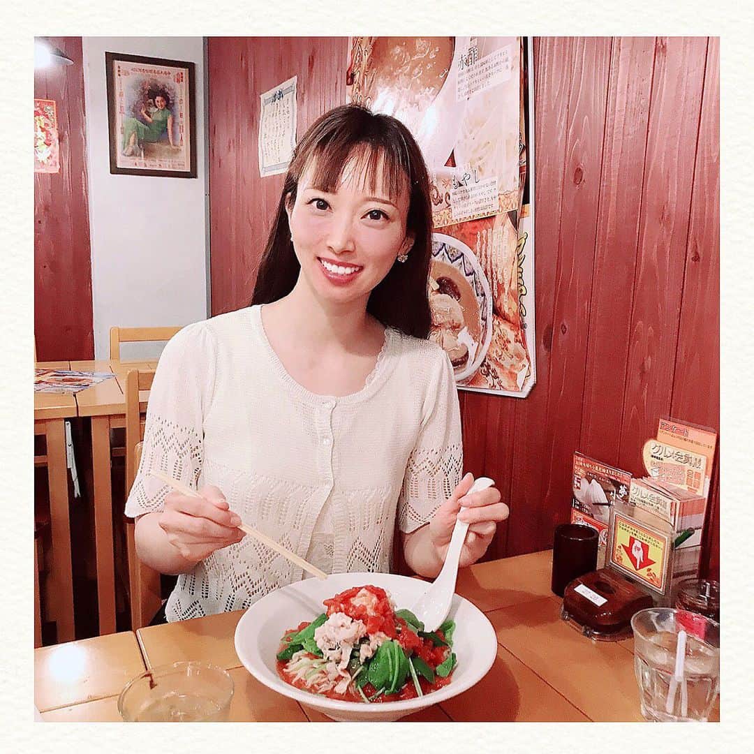 恵美さんのインスタグラム写真 - (恵美Instagram)「中国ﾗｰﾒﾝ揚州商人新宿歌舞伎町店 @yousyusyonin で新商品「冷しトマト麺」を食べてきました🍜🍅 . 中国でもトマトはとてもポピュラーな食材だそうで、旬のトマトをたっぷり使った濃厚な「冷し麺」が新登場❤️ . ゴマ油がふわっと香り、甘酸っぱいスープが細麺によく絡んで美味しい🥰 . ジューシーなトマト シャキシャキとしたサラダほうれん草 茹でた豚肉 の相性は抜群！ . 暑い夏の季節にピッタリです😉 追加で小籠包と炒飯と海老玉をオーダーしました🍤🤣 . #新宿ラーメン #新宿中華 #新宿 #歌舞伎町 #揚州商人 #トマト #冷し麺 #pr #コラボベース #model #モデル #japanesemodel #恵美」6月3日 11時53分 - emi_florence819