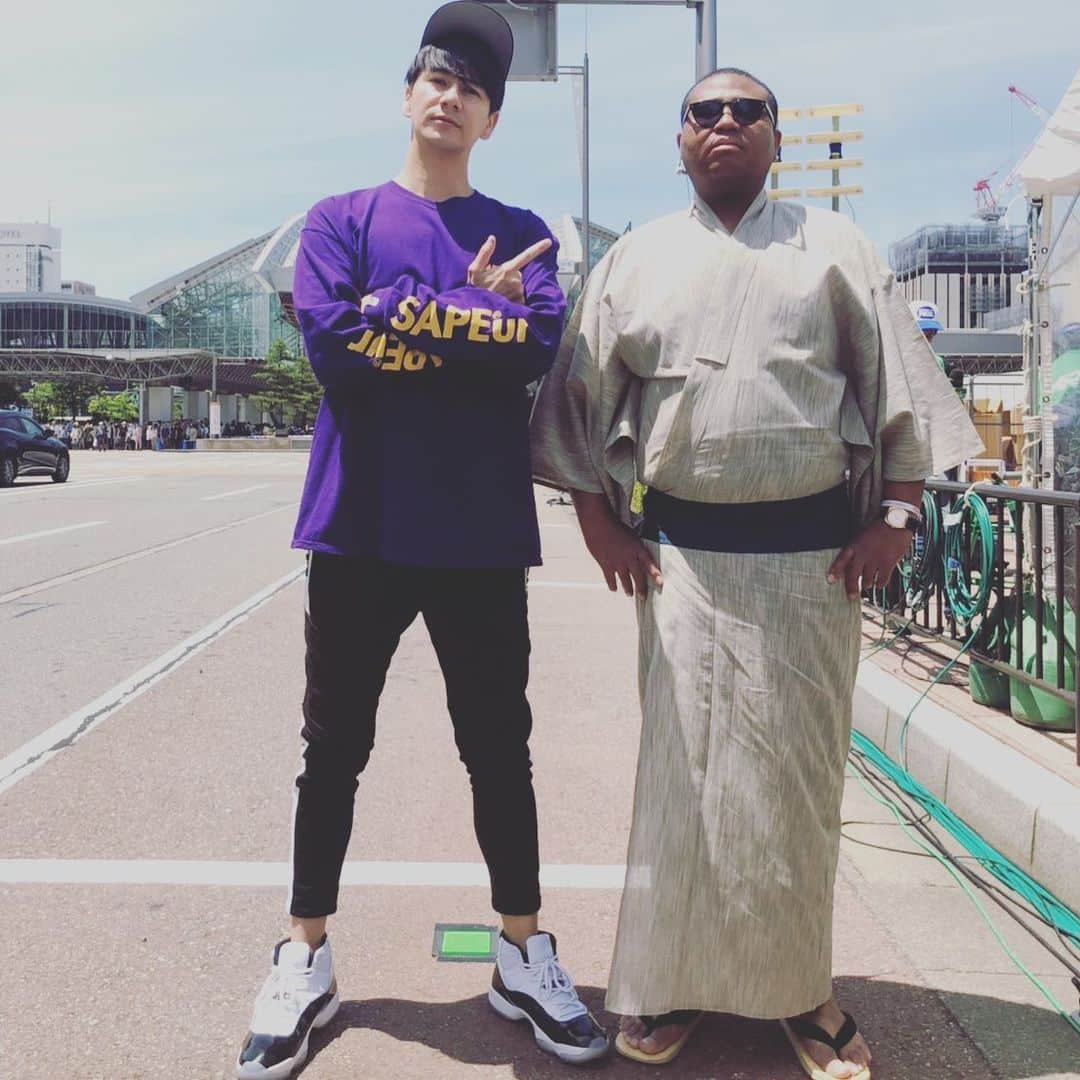 アントニーのインスタグラム：「金沢百万石まつりでのアントニーとJOY  #ゲキヤバ外国人２人 #まつりを完全に制圧 #右側の人新弟子？ #極道とマフィアの融合？ #太鼓のビートでノリノリ #良いお祭りだったなぁ #JOYトニー #女医君 #婚約おめでとう #バチェラーパーティーしようって言ったら断られた #外国人の風上にもおけないやつだ #ハングオーバーしたかった」