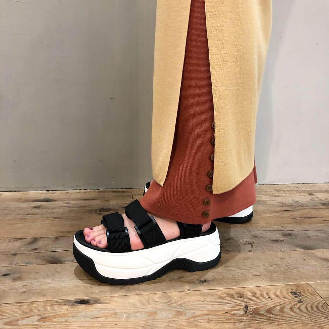 のインスタグラム：「【NEW ARRIVAL】 ・ SHAKAの新作サンダルが入荷いたしました！ デザインはもちろん、機能面も優れています👡 ・ NEO BUNGY CHUNKY ¥11,664 ・ お問い合わせはこちらから ⬇︎⬇︎⬇︎⬇︎ @ann_de_ark #shaka #シャカ #サンダル  #スポーツサンダル #sandals #sandal #スポサン #fashion #ファッション #spring #summer #coordinate #コーデ #コーディネート #レディース #ショップ #栃木 #宇都宮 #arknets #anndeark」