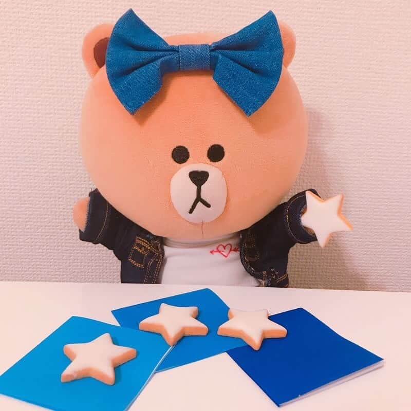 CHOCOさんのインスタグラム写真 - (CHOCOInstagram)「💙⭐️💙⭐️💙⭐️💙 . #ずっと気になってた星型クッキー🌟夜空缶😍 . レモン風味の砂糖がけクッキー💙 折り紙にクッキーをのせると夜空が出来るよ💕 今度はイートインでケーキも食べたいな😽💓 . . . #菓子工房ルスルス #夜空缶 #linefriends #withCHOCO」6月3日 12時00分 - this_is_choco