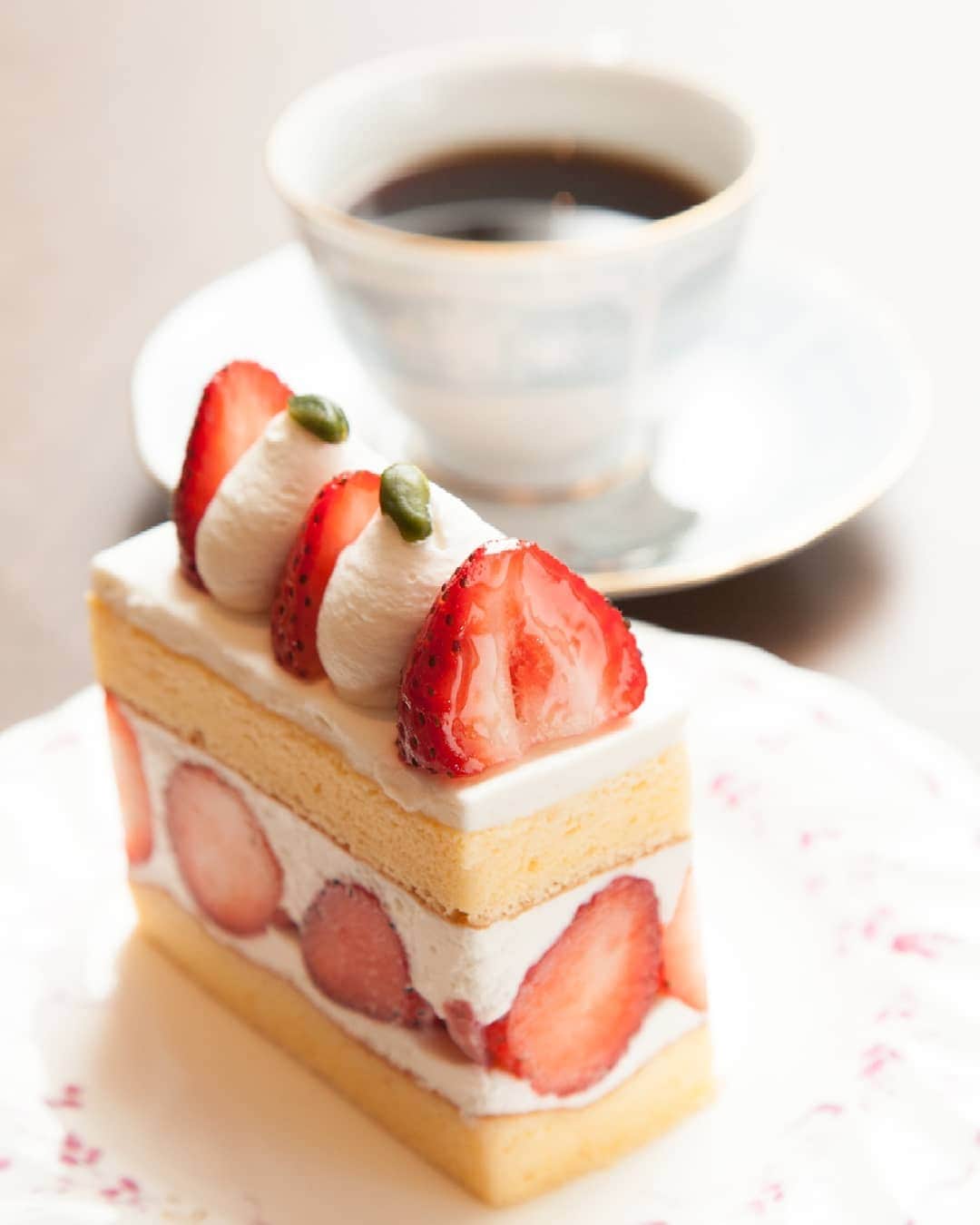 東京プリンスホテルさんのインスタグラム写真 - (東京プリンスホテルInstagram)「食後のデザートに、ホテルメイドのスイーツはいかがですか？⁣ ⁣ Would you like to have sweets specially made by the hotel for your post-dinner dessert?⁣ ⁣ Share your own images with tagging by @tokyoprincehotel⁣ —————————————————————⁣ #東京プリンスホテル #東京プリンス #プリンスホテル #tokyoprincehotel #tokyoprince #princehotels⁣ #日本 #東京 #JAPAN #tokyo⁣ #東京タワー #tokyotower #tokyoview⁣ #beautifulhotels #tokyohotel #東京 #东京 #도쿄 #tokio⁣ #travel #instagood #instalike #travelgram⁣ #hotellife #ティーサロンピカケ #ティーサロン #ピカケ #cafe #ティータイム」6月3日 12時07分 - tokyoprincehotel