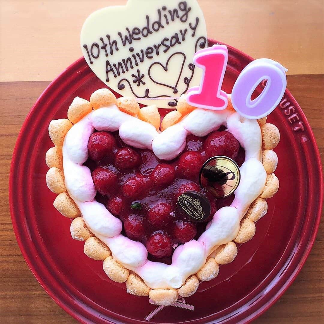 Cake.jpさんのインスタグラム写真 - (Cake.jpInstagram)「結婚10周年記念日に、ハート型のレアチーズケーキでお祝いをされたという奥さまの投稿をご紹介♪ 大切な記念日に旦那さまとの出会い～お子さまが産まれ、現在に至るまでの道のりを振り返っていらっしゃいました😊⁣ .⠀ @ree.oca 様、感動的なお祝いのシェアをありがとうございました✨ ＊ … * … ＊ … * …＊ … * … ＊ … * …＊ … * … ＊⁣⠀ ⁣⠀ Cake.jpでは、皆様からシェアされた⁣⠀ 素敵なお祝いを毎日ご紹介しています😊⁣⠀ ⁣⠀ 👇参加方法👇⁣⠀ Cake.jpのケーキでのお祝いの様子を⁣⠀ #cakejp #フォトジェアニバーサリー でタグ付けしてシェアするだけ🎉⁣⠀ ⁣⠀ 詳しくはプロフィールのURLで！⁣⠀ ご参加を心よりお待ちしております🎂⁣⠀ ⁣⠀ ＊ … * … ＊ … * …＊ … * … ＊ … * …＊ … * … ＊⁣⠀ #結婚記念日 #チーズケーキ #レアチーズケーキ #10周年記念日 #スイートテン #スイート10 #アニバーサリー #anniversary #オーダーケーキ #サプライズケーキ #cake #cakestagram #サプライズ #birthday #ケーキ #バースデーケーキ #誕生日 #誕生日ケーキ #デコレーションケーキ #スイーツ部 #birthdaycake #decorationcake #sweets #happybirthday #映え #instagood #インスタ映え #記念日」6月3日 12時02分 - cakejp_official