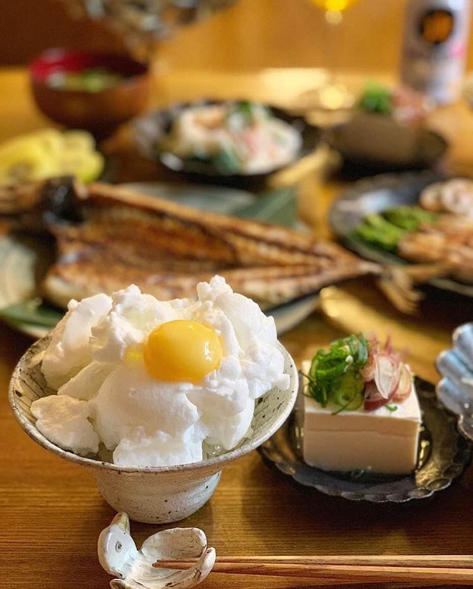 ポケットマルシェ(ポケマル) さんのインスタグラム写真 - (ポケットマルシェ(ポケマル) Instagram)「ふわふわメレンゲの卵かけごはん😳 @nao__pyon さんが、クッキングパパのレシピを再現したのだそう💛 むっちゃうまそうなんですけど👏👏 . ポケマルには、農家さんのこだわり卵が数種類出品されていますが、 @nao__pyon さんが選んだのは、長野県長野市の相原さんによる「大地の卵」。 . 「大地の卵」のおいしさの秘密は、自家配合でこだわった飼料にあります。お米中心の飼料で育った卵の黄身は色が薄いのが特徴ですが、さっぱりなのにコクもしっかり感じられる味わいには根強いファンの方たちも多いのだそうです。 . 生産者の相原さんとしてもおすすめの食べ方は卵かけごはんだそうですが、こんな素敵な卵かけご飯に変身させてしまった @nao__pyon さん、おそるべしです😍 . . . #ポケマル #生産者の顔が浮かぶ食卓  で投稿お待ちしております😊 . #卵 #たまごかけごはん #農家直送 #農家 #農業 #農家漁師から直接買えるアプリ #ポケットマルシェ #産地直送 #長野 #大地の卵 #おうちごはん #料理 #食べ方」6月3日 12時15分 - pocket.marche