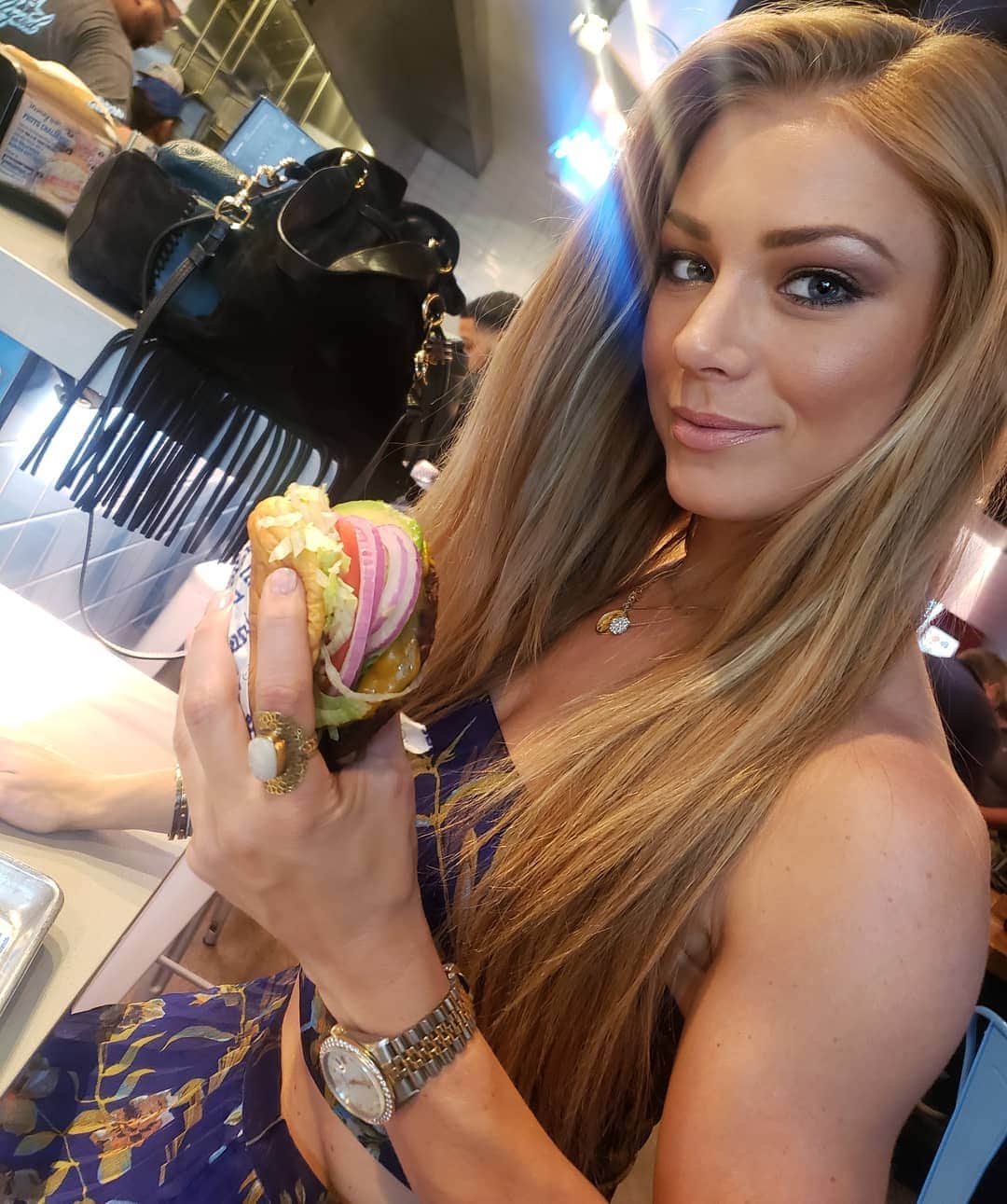Nikki Leighさんのインスタグラム写真 - (Nikki LeighInstagram)「Stuffing my face 🍔 ... Then you can ask me some questions.😝💫🎙️」6月3日 12時08分 - missnikkileigh