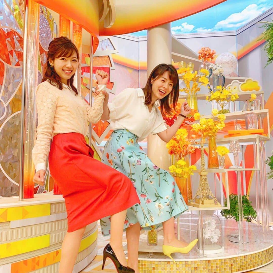 川又智菜美のインスタグラム：「一週間スタート🏃‍♀️﻿ ﻿ 今週も頑張りましょう💕﻿ ﻿ #全仏オープン #大坂なおみ 選手残念でしたが、﻿ #錦織圭 選手ベスト8に向けて！﻿ しっかり応援したいと思います📣﻿ セットカウント2-1ですが、ドキドキです…！﻿ ﻿ #tbs #はやドキ #アナウンサー #皆川玲奈 アナ﻿﻿﻿ #セントフォース #川又智菜美 #オフショット﻿﻿﻿ #衣装 #珍しくスタジオで #階段登ってる風﻿」