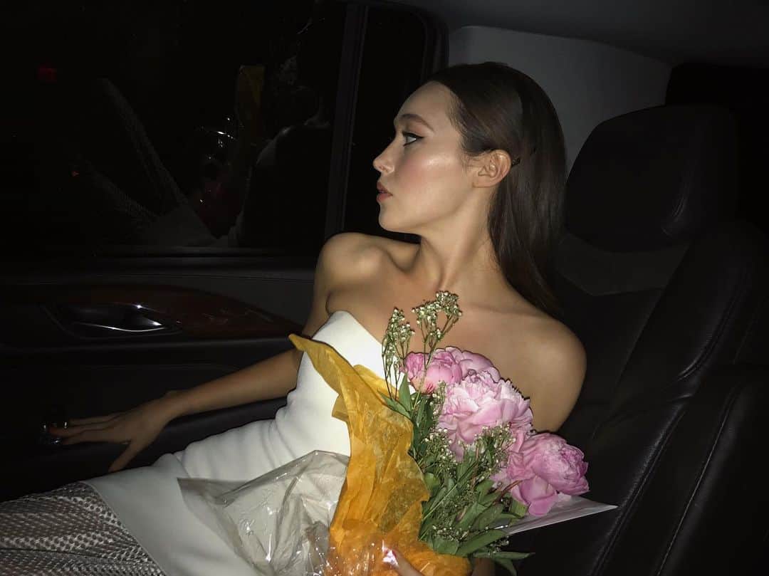 アリシア・デブナム・キャリーのインスタグラム：「Season 5 premiere for @feartwd . How lucky I am to have had this incredible show for 5 years. I hope you all enjoy it. Thank you for watching. 🌸💅🏼💀」