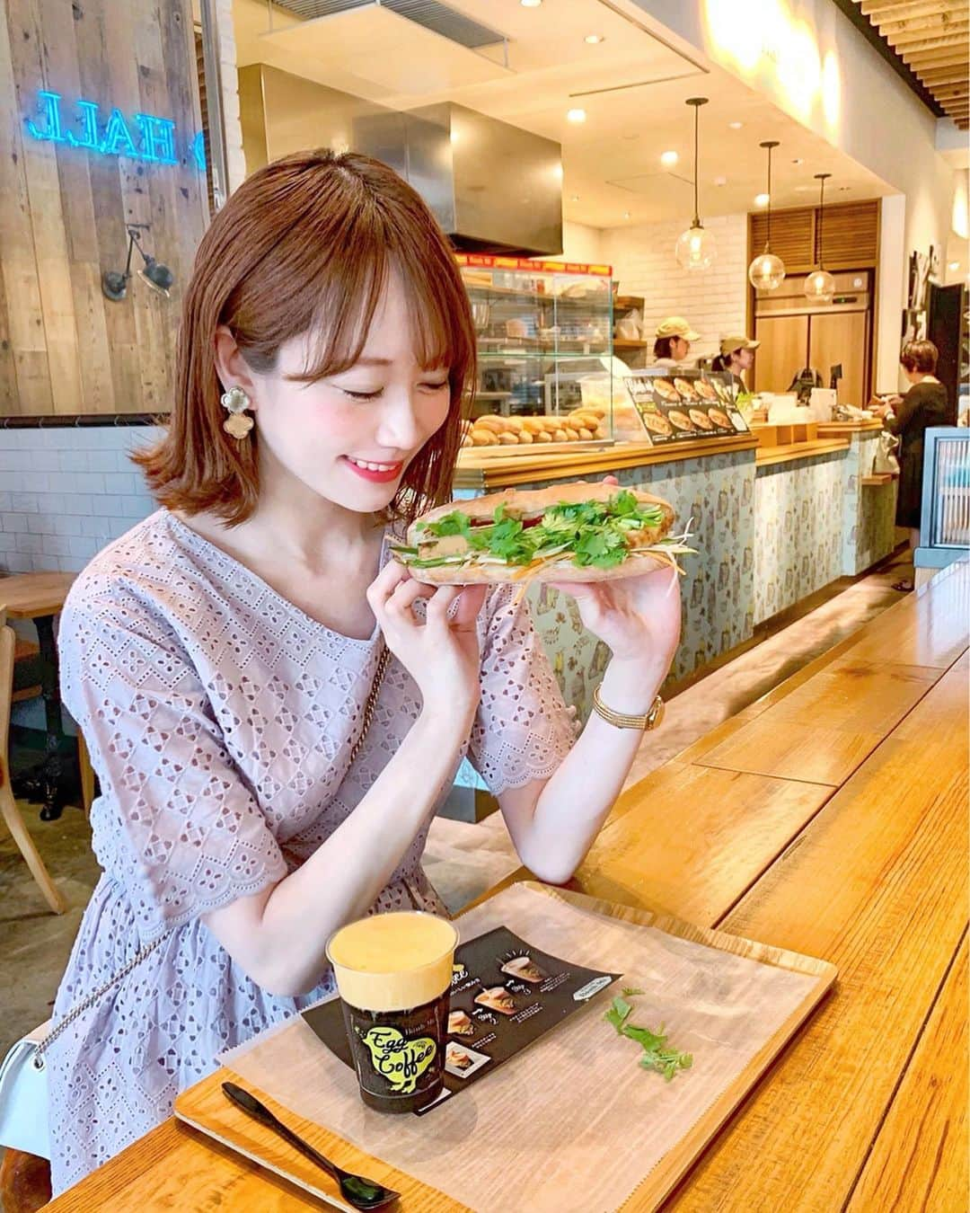 佐藤瀬奈さんのインスタグラム写真 - (佐藤瀬奈Instagram)「よく行く恵比寿のEBISU FOOD HALL💓 その中にベトナムのサンドイッチ《バインミー》専門店 @cyclo.banhmi_official がオープンしたとの事で早速行ってみたよ〜😍⠀ ⠀ 頼んだのはチャオトム(海老のすり身焼き)のバインミー♡ 大好きなパクチーが入ってて、ソースもピリ辛でめちゃくちゃ美味しかったぁぁ🤤⠀ ⠀ パンも外はカリカリ中はふわっふわで、さすがパン職人がこだわったパン！という感じ❤️ 見た目ボリューミーだけど野菜がたっぷりだから軽くてちょうど良いボリュームでした♪⠀ ⠀ バインミーのお供は今回絶対飲みたいと思っていたエッグコーヒー🥚✨ 上にのってるエッグクリームがとろっとろ〜😭❤️ (4枚目の動画を見てね！)⠀ ⠀ 最初にクリームだけ食べてから混ぜて飲むのがオススメとの事で♡ まずクリームを食べてみたら甘くてカスタードクリームみたいだった😍 美味しすぎて危うく混ぜる前に全部食べちゃうところだったよ！笑 混ぜると程良い甘みでこれまためちゃくちゃ美味しい🥺♡ 1つで2度楽しめる、なんとも新感覚なコーヒーでした🥰⠀ ⠀ 他にも食べたいバインミーがたくさんあったからまた行こっと💕⠀ ⠀ ワンピースとイヤリングは @lerevevaniller 💐 ・ ・ ・ #バインミー#シクロバインミー#恵比寿#EBISUFOODHALL#エッグコーヒー#PR#恵比寿ランチ#恵比寿グルメ#恵比寿カフェ#東京ランチ#東京グルメ#東京カフェ#グルメ女子#グルメ好きな人と繋がりたい lvn311-0583#lerevevaniller#vaniller_style#せぷコーデ#コーデ」6月3日 12時21分 - senapuu