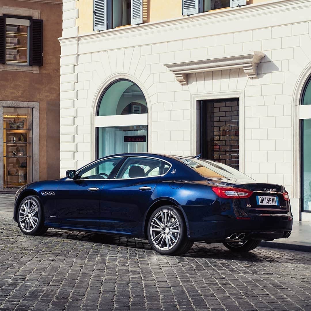 Maserati Japan | マセラティ ジャパンのインスタグラム：「クアトロポルテと共に、お気に入りにアイテムを探してショッピング。魅力的なイタリアンデザインを極めたスタイルで、買い物の気分も華やぎます。 #Maserati #マセラティ  #MaseratiJapan #マセラティジャパン #Quattroporte #クアトロポルテ」