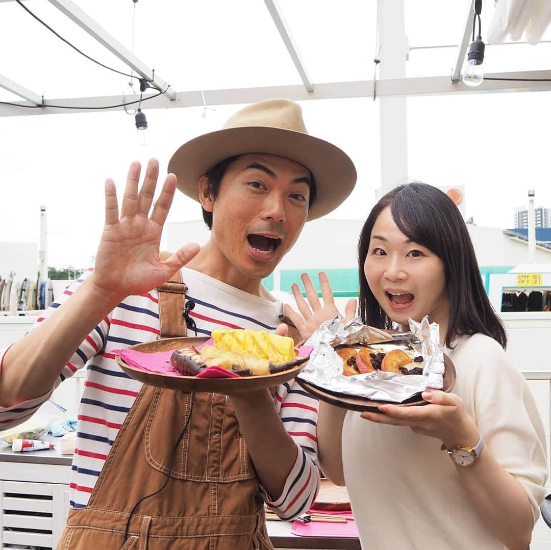 Kuboi Ayumiさんのインスタグラム写真 - (Kuboi AyumiInstagram)「Mart 様にご招待いただき 「焼きピクBBQ」に参加してきました。  イベントでバーベキューの楽しみ方を教えてくださった たけだバーベキュー さんと。  BRUNO（ブルーノ） のオーバルホットプレートで チーズフォンデュやオイルフォンデュをしたのですが おしゃれでサイズもちょうどよくて、欲しくなっちゃいました。  オージービーフは柔らかくてジューシーで 最後のデザートまで堪能させていただき楽しい時間でした。  バナナは皮ごと真っ黒になるまで焼いて パイナップルは8等分に切って焼いたらココナッツパウダーや練乳と。  リンゴは切って、シナモン、バター、レーズンと一緒にアルミホイル焼き！ どれも簡単でマネしたくなっちゃいました。  会場だったスポル品川大井町メインダイニングの２Fの「ラグジュアリー」では 手ぶらバーベキューが楽しめるので、お友達や家族でまた行ってみたいと思っています☆  時計： @oliviaburtonlondon #oliviaburton サンダル： @u_dresser ･ ･  #手ぶらバーベキュー #BBQ #バーベキュー　#ナイスバーべ #おしゃピク #焼きピク　#thebbqbeach #martmag　#mart #読者モデル #ママモデル #大人女子バーベキュー #たけだバーベキュー #BRUNO #ブルーノ  @takeda_bbq」6月3日 12時28分 - himekagami