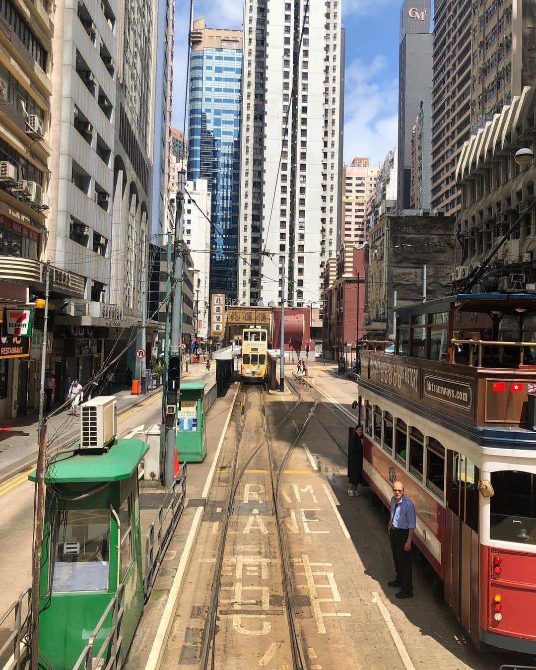 カロリーヌ・ド・メグレのインスタグラム：「Bye Bye Hong Kong 🇭🇰💘」