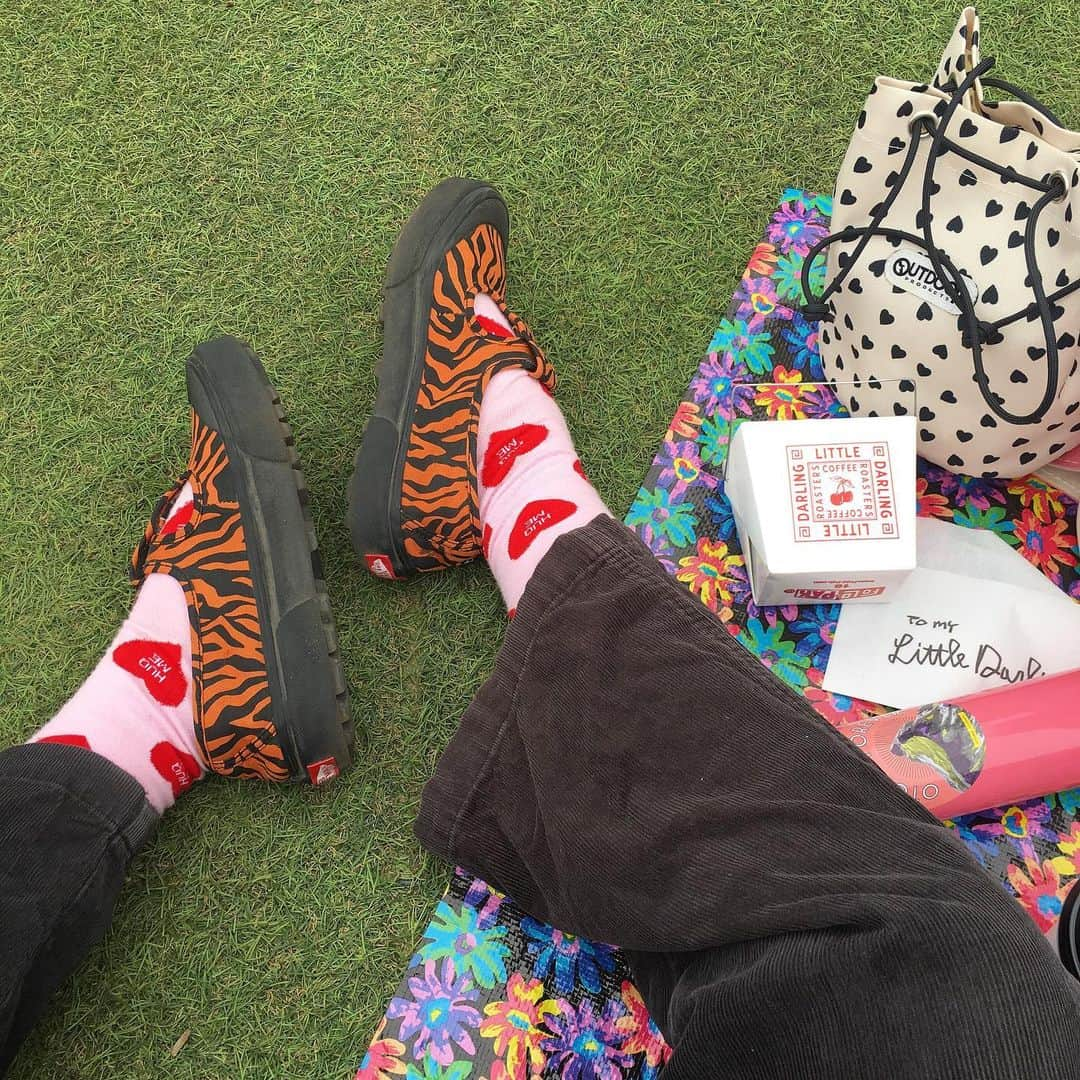 Momoさんのインスタグラム写真 - (MomoInstagram)「#mylegstyle ✨ 柄の大渋滞🐅🌼💕 ㅤㅤㅤㅤㅤㅤㅤㅤㅤㅤ ㅤㅤㅤㅤㅤㅤㅤㅤㅤㅤ #sockslovergirl #legstyle #socks #ashleywilliams #vans #pecoclub #littledarlingcoffeeroasters #bonjourgirl #picnic #sharegreenminamiaoyama #ピクニック #あしもと倶楽部」6月3日 12時30分 - m_o_m_o_e