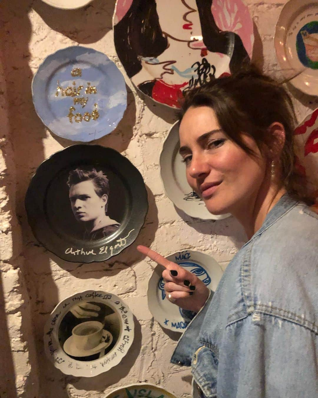 シェイリーン・ウッドリーさんのインスタグラム写真 - (シェイリーン・ウッドリーInstagram)「when you’re eating pasta , but then you look up , and augustus waters is staring at you from his own plate. #thefaultinourstars #nyc」6月3日 12時41分 - shailenewoodley