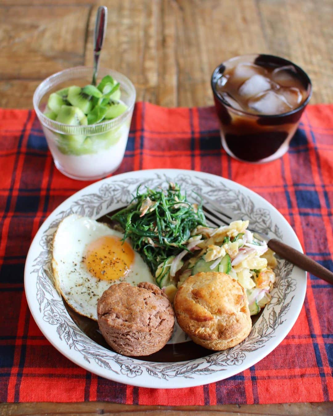 のインスタグラム：「カヨさん(@toitoitoi_ring )のお手製スコーンで朝ごはん🙌 バルミューダでリベイクして食べたら美味しかった😋 ふんわり優しい甘さが、カヨさんの人柄そのもの🧡 幸せな気持ちになれた朝です😊 ・ @swissdelice_jp さんの#ロスティ は、カリカリまで焼いてから、紫玉ねぎと胡瓜と合わせて、香ばしいポテトサラダに。 ロスティにしっかり味が付いているので、少なめのマヨとお酢と砂糖(少し)とブラックペッパーだけで調味👩‍🍳 すぐ出来て簡単なのに美味しい👏 ロスティ 1/2袋で2〜3人分のポテサラが出来たよ♪ あとは、おかひじきのおかかマヨポン、目玉焼き、ヨーグルト＋キウイ、アイスカフェオレ。 ・ 昨日は @staub_japan さんの新色カンパーニュの発表会で大阪へ。 はるひちゃん先生(@haruhigohan )のデモを見ながら、ストウブの正しい使い方を知った😧 今までの使い方は間違っていた😱 正しい使い方で作ったお料理は、少しの調味料だけで美味しく出来上がって感動🥺✨ 勉強になりました😌 欲しい鍋が出来たので、節約しようっと… ・ イベント後は、愉快な仲間たちで飲み会🍻 美味しくて楽しくて、終始笑ってた😃 迷ったり躓いたりする時もあるけれど、それでも歩みを止めないでいると、歩いた分だけ必ず前に進んでいるよね😌 周りの人たちから学ぶことは多い✨ いつもありがとう🧡 ・ お仕事いってきまーす💪 ・ #スイスデリスアンバサダー #おいしい時間をスイスから  #switzerland #rosti  #辻和美 #朝ごはん #朝食 #breakfast #私のおいしい写真 #foodporn #onthetable #foodstagram #暮らし #おうちごはん #instafood #料理写真 #日々の暮らし #いただきます #テーブルフォト #うつわ #器 #wp_deli_japan #おうちごはんlover #IGersJP #macaronimate #とりあえず野菜食 #クッキングラム #朝時間 #フーディーテーブル」