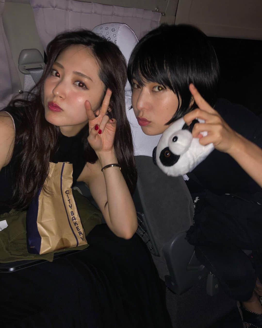 鈴木愛理さんのインスタグラム写真 - (鈴木愛理Instagram)「✴︎ ツアー後に、出発前の車の中でフラッシュたいて写真撮るのハマってるふたり。笑 . . #かなたいり #叶多のパンダは #仕事で中国行った日からずっと持ってる #🐼 #2枚目 #クッキーの油染みてる #笑」6月3日 12時36分 - airisuzuki_official_uf