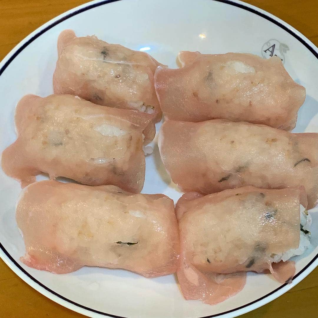 野間美由紀のインスタグラム：「Twitterで見た大葉を混ぜたご飯を生ハムでくるむおにぎり。生ハム小さくて被せただけですが、美味しいです。」