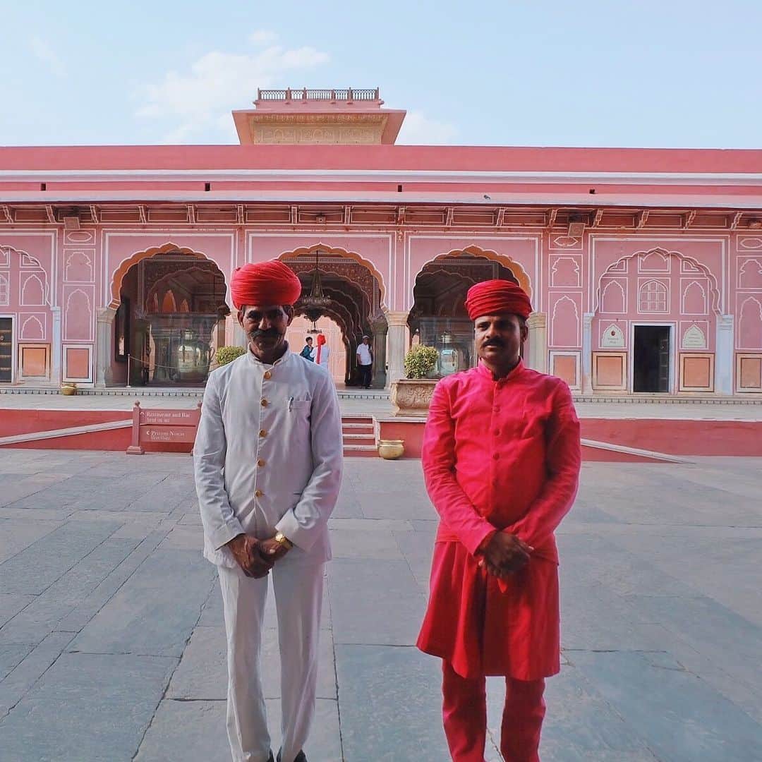瀬戸あゆみさんのインスタグラム写真 - (瀬戸あゆみInstagram)「Jaipur City Palace🕌 ここもピンクだらけ。 ホテルのガイドのおじさんがいっぱい色々説明してくれました。  インドでは色々気をつけてくださいね！とDM何件か頂きましたが、ホテルガイドさんをつけてホテルの車で移動してるのでいまのところ危険やトラブルはなさそうです😊 ご心配ありがとうございます！ #ayumi_journey #india #jaipur」6月3日 12時40分 - setoayumi
