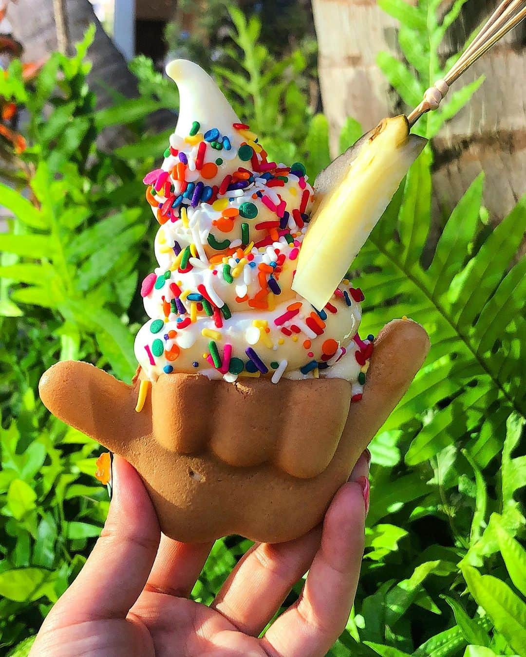 まゆまゆさんのインスタグラム写真 - (まゆまゆInstagram)「. ココナッツのソフトクリーム🥥🍦 美味しい〜❤️🤙かわいい。 ロイヤルハワイセンターの2階の フードコートにあるから場所も便利で３回目♡ @kokorocafehi  #kokorocafe  #hawaii #happy #hawaiistagram  #hawaiitrip #ハワイ#hawaiiphoto  #ハワイ旅行#waikiki #ワイキキ #ハワイスイーツ#ハワイグルメ #ハワイアイス#ロイヤルハワイセンター」6月3日 12時52分 - 7mayu2mayu