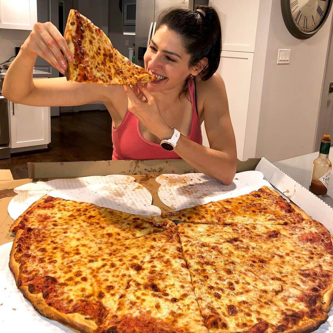 Ha-Ashさんのインスタグラム写真 - (Ha-AshInstagram)「Cuando dejas que (la atascada de) Ashley ordene la Pizza 🍕... para 2 🤣🤣🤣🤦🏼‍♀️」6月3日 12時54分 - haashoficial