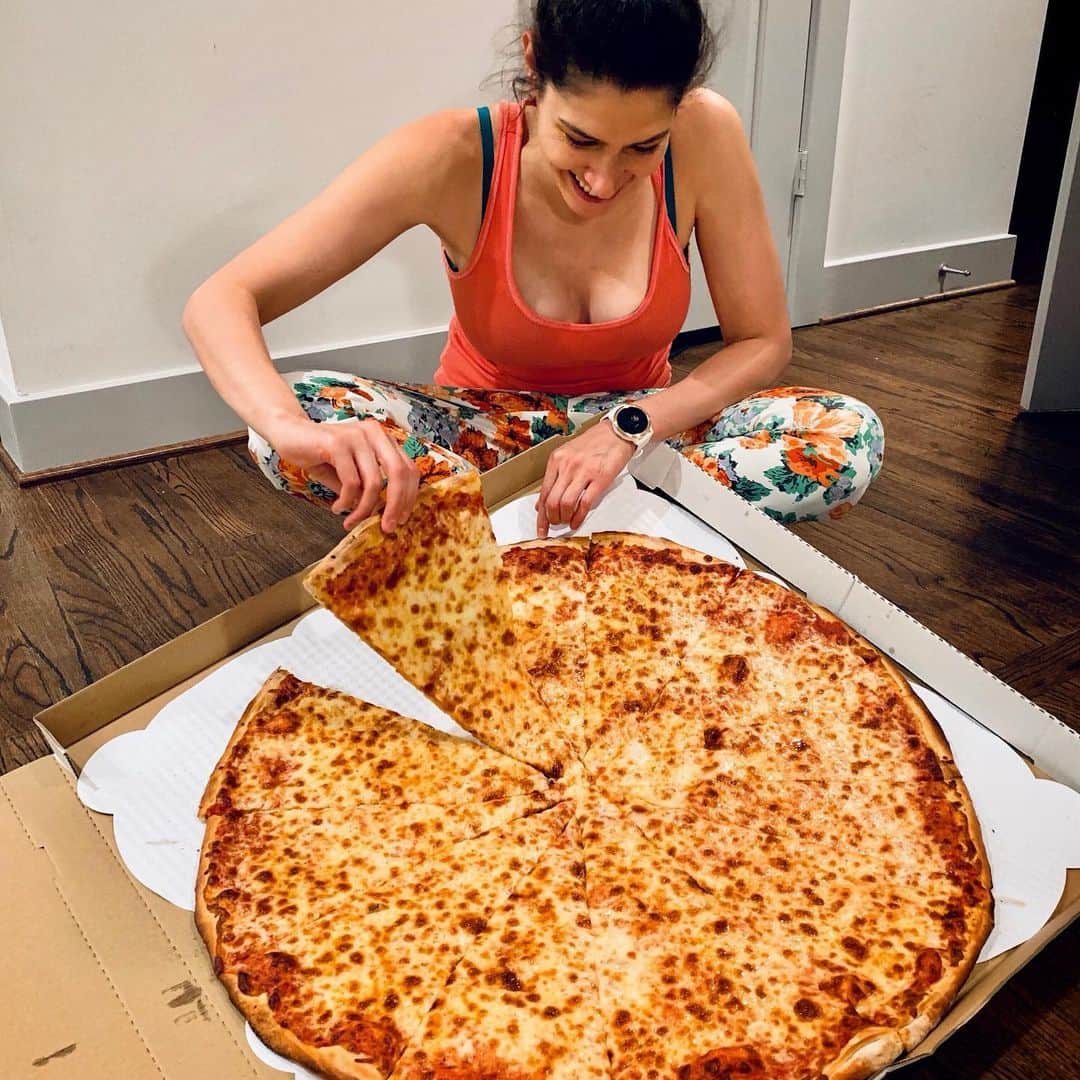 Ha-Ashさんのインスタグラム写真 - (Ha-AshInstagram)「Cuando dejas que (la atascada de) Ashley ordene la Pizza 🍕... para 2 🤣🤣🤣🤦🏼‍♀️」6月3日 12時54分 - haashoficial