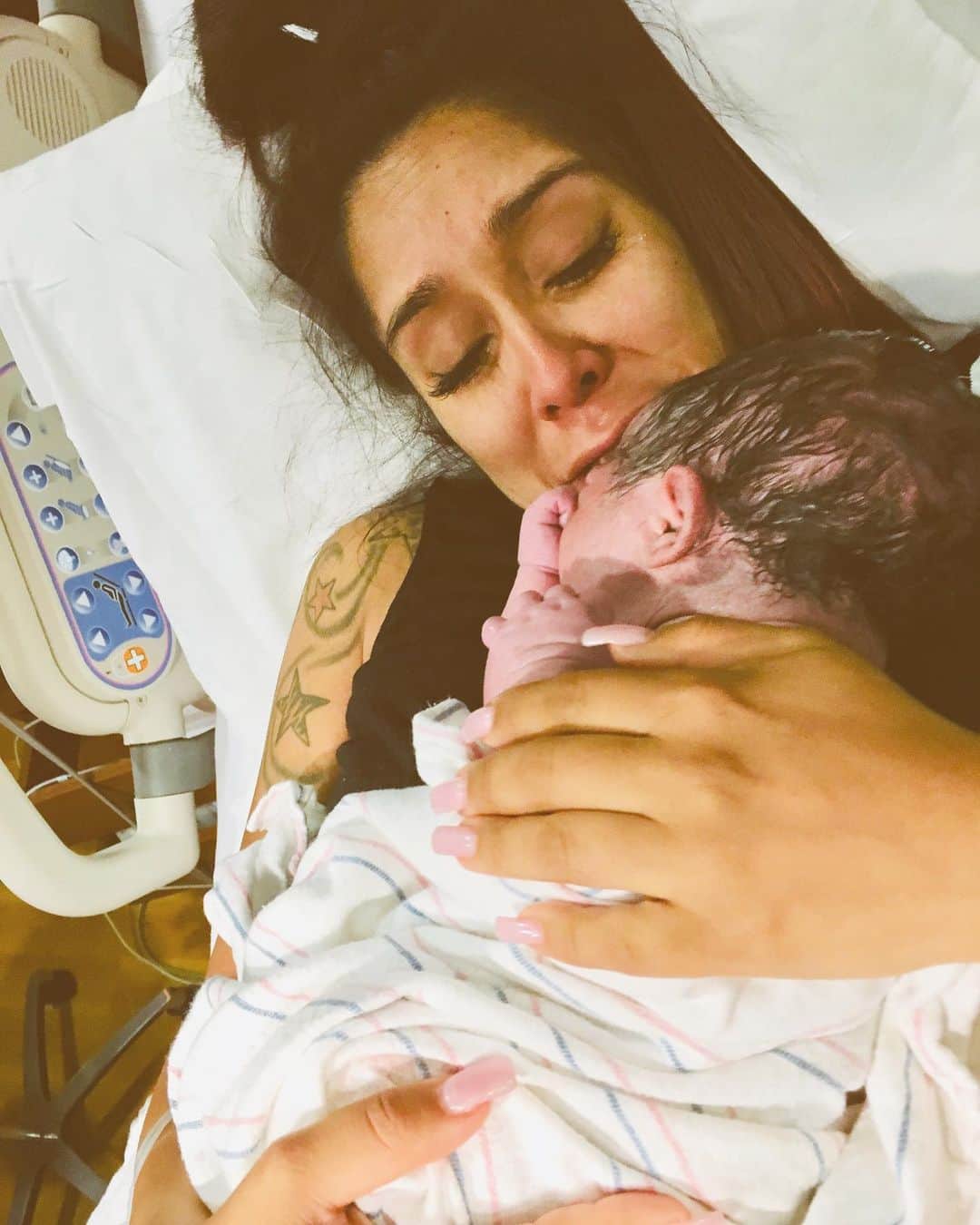 ニコール・ ポリッツィのインスタグラム：「So thankful that my mom got a shot of this beautiful moment. Pure love & happiness. #blessed #motherhood」